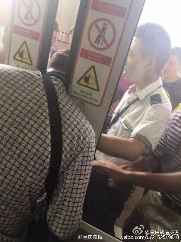 坐輕軌沖門(mén)被夾脖