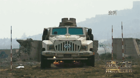 中國(guó)防雷車遭炸翻 車內(nèi)士兵安全