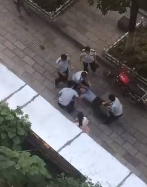 城管當(dāng)街拖行菜販