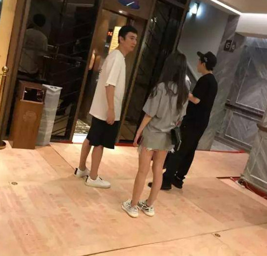 王思聰房祖名現(xiàn)身