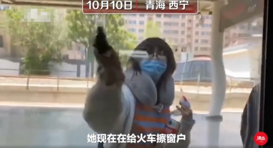 乘客坐火車為看風(fēng)景集體擦車窗